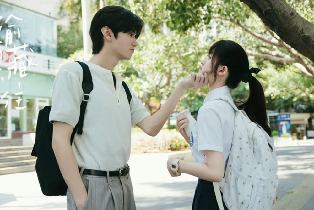 Cặp đôi Triệu Lộ Tư và Trần Trọng Nguyên trong bộ phim “Tình yêu ẩn dấu”.