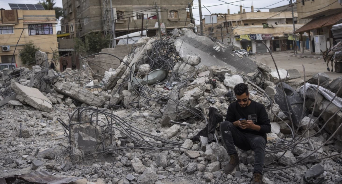 Quang cảnh đổ nát tại Gaza sau các cuộc tấn công. Ảnh: AP