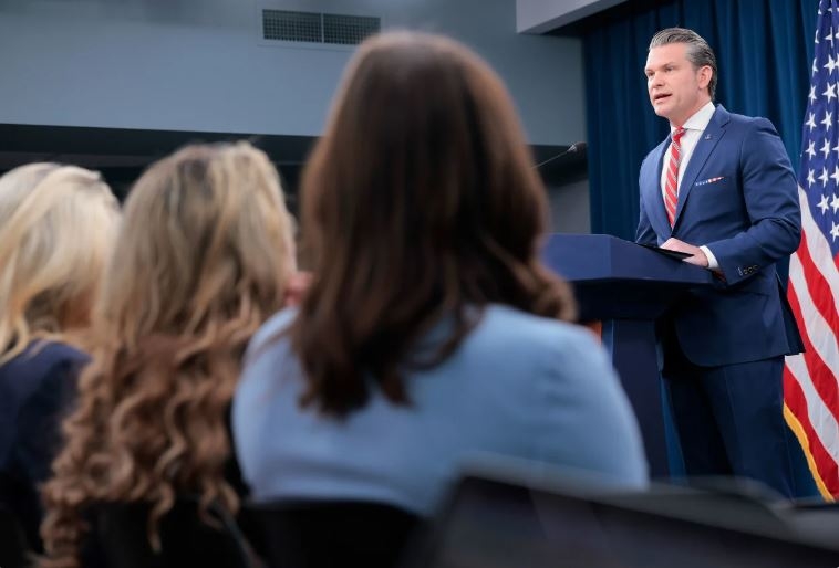 Bộ trưởng Quốc phòng Mỹ Pete Hegseth họp báo tại Lầu Năm Góc. Ảnh: Getty