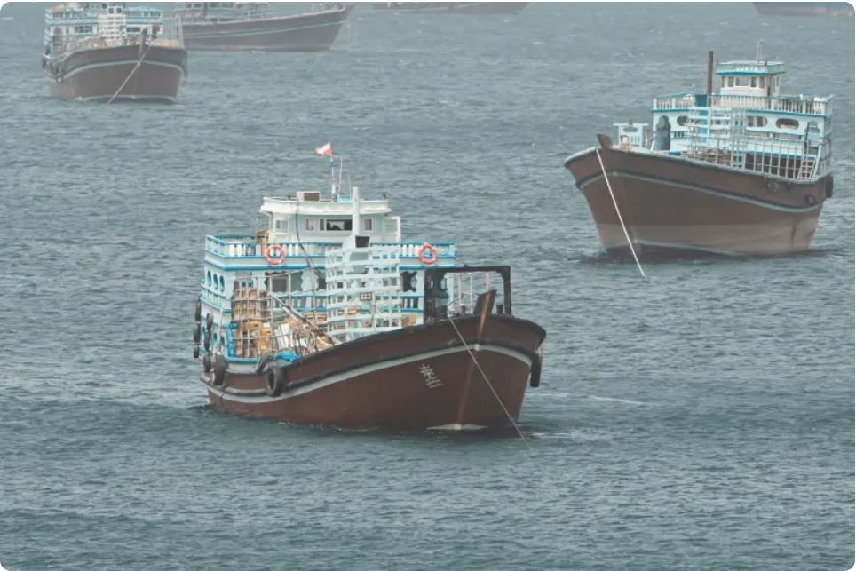 Tàu thuyền di chuyển qua eo biển Hormuz. Ảnh: Reuters