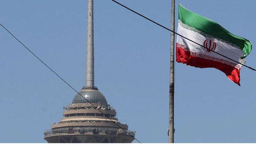 Quốc kỳ Iran gần Tháp Milad ở Tehran. Ảnh: Getty