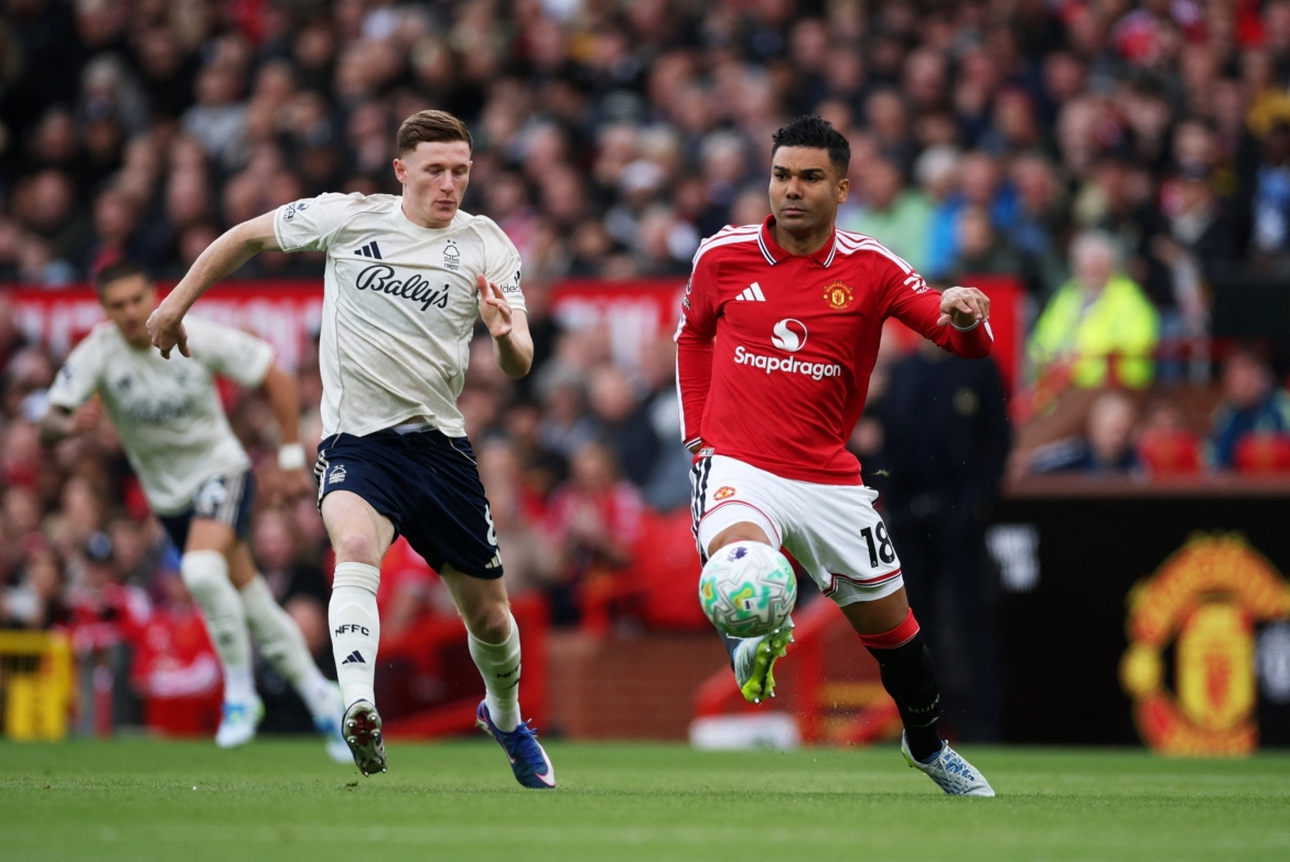 Casemiro thi đấu năng nổ trong ngày MU giành thắng lợi nghẹt thở trước Nottingham. (Ảnh: Reuters)