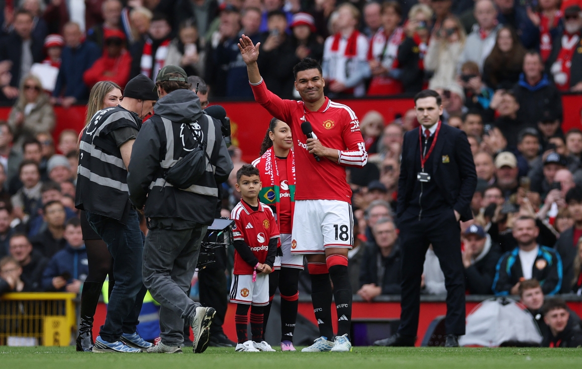 Casemiro phát biểu xúc động sau trận đấu. (Ảnh: Reuters)