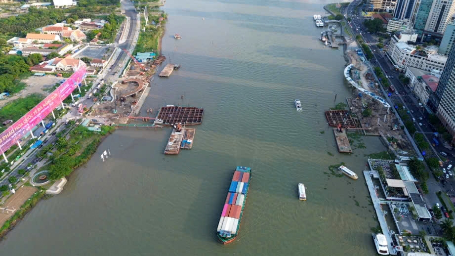 Dự án được thi công trong điều kiện khó khăn, phải đảm bảo an toàn giao thông đường bộ và đặc biệt là đường thủy (ảnh: A.T)