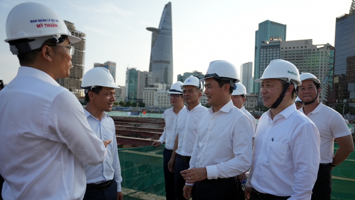 Ông Bùi Xuân Cường, Phó Chủ tịch UBND TP.HCM và ông Dương Anh Đức, Trưởng Ban Tuyên giáo và Dân vận Thành ủy TP.HCM tại công trường