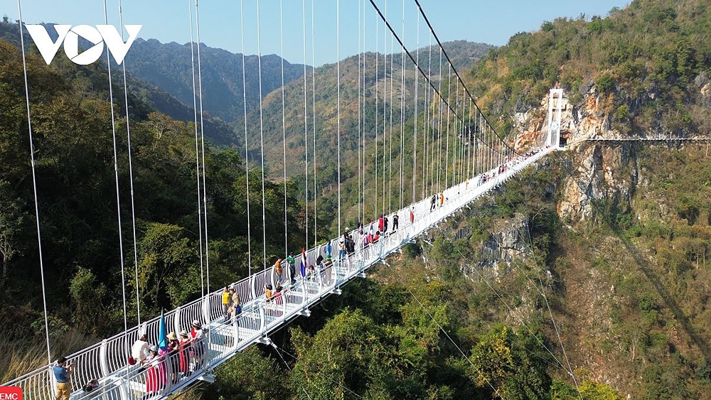 Cầu kính Bạch Long tại Khu du lịch Quốc gia Mộc Châu là một trong những điểm đến hấp dẫn. 