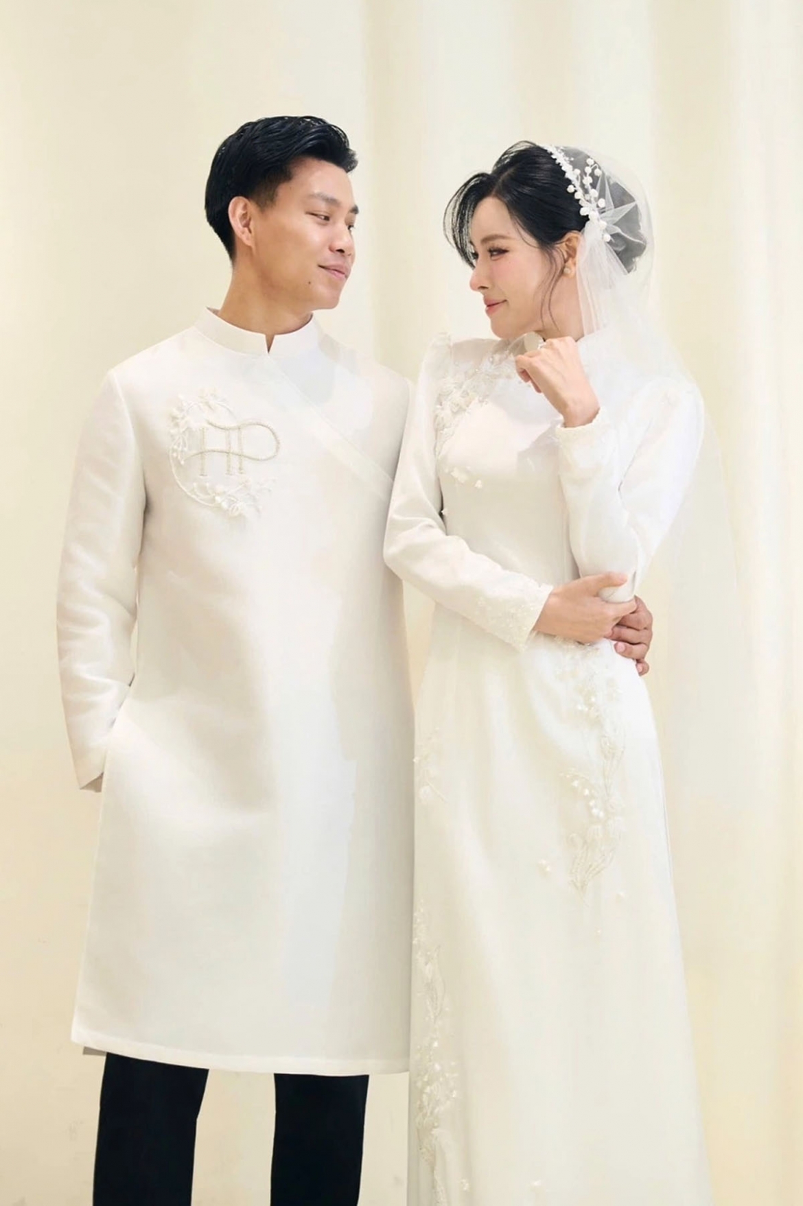 Cầu thủ Vũ Văn Thanh và bạn gái Bích Hạnh chuẩn bị trang phục cưới cho hôn lễ sẽ diễn ra vào ngày 16/5 tại nhà trai ở Hải Phòng.
