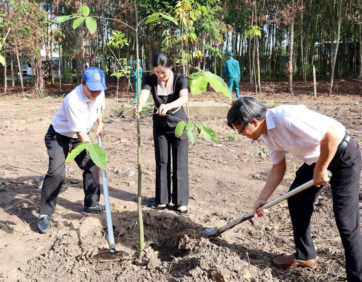 Lãnh đạo, cán bộ xã An Viên trồng cây  (ảnh: BĐN)