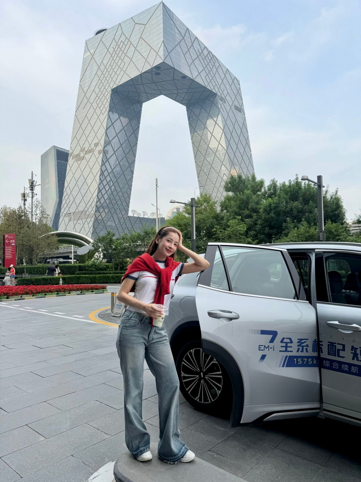 Chi Pu thì mang đến năng lượng hài hước khi đăng ảnh tại Trung Quốc kèm dòng chia sẻ: “Mình đã ăn khoảng 3 con vịt quay Bắc Kinh kể từ ngày đặt chân tới đây :))”. Dân mạng lập tức gọi cô là “thánh mê đồ ăn”.