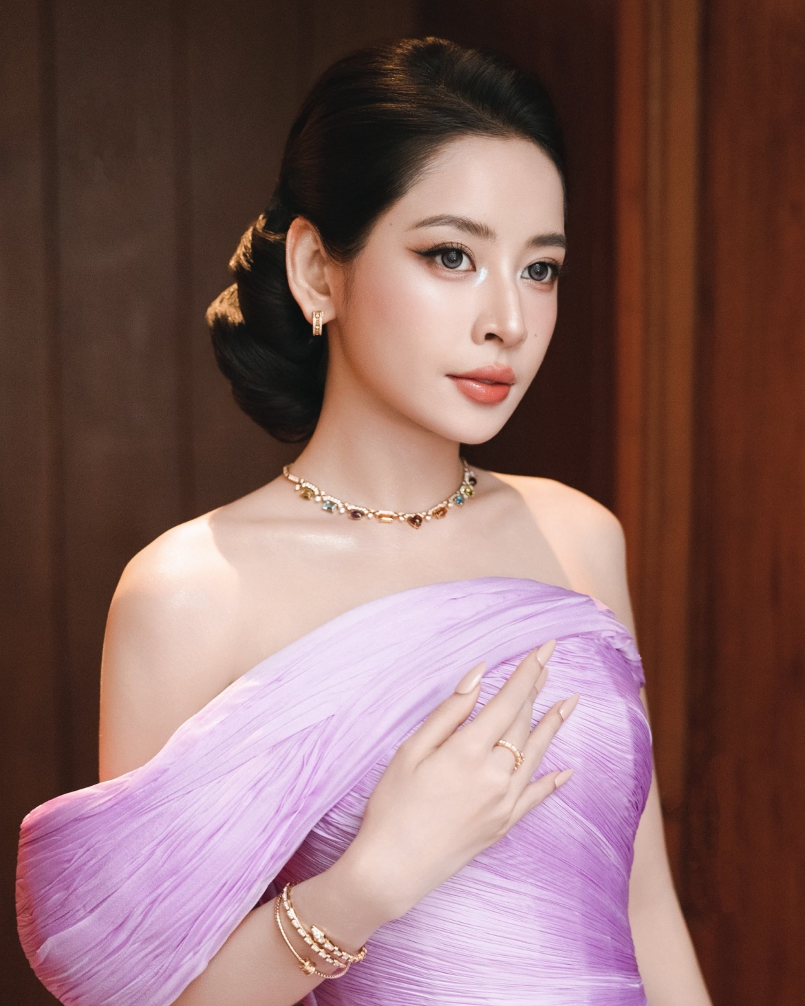 Chi Pu gây chú ý với hình ảnh trưởng thành, quyến rũ hơn thường thấy.