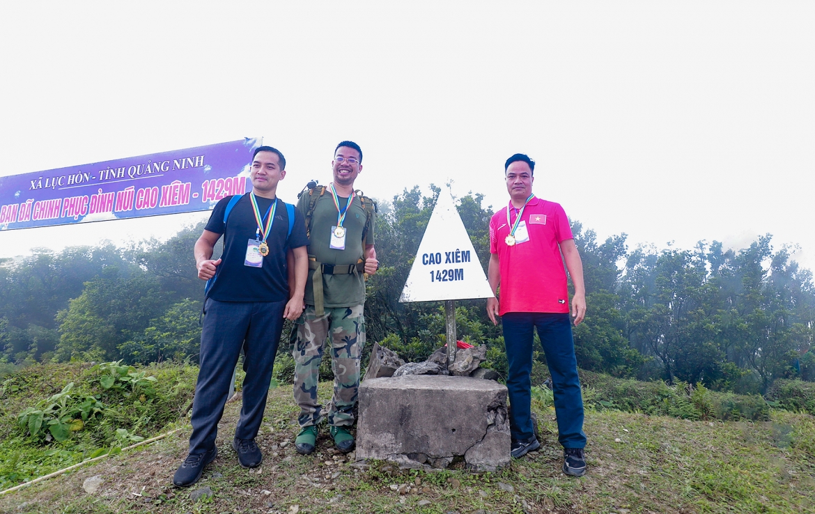Lần đầu tiên đặt chân đến đỉnh Cao Xiêm, anh Phạm Ngọc Dũng - du khách đến từ Hạ Long chia sẻ: “Cao Xiêm là điểm trekking còn khá hoang sơ và đẹp. Đường đi len lỏi dưới tán rừng hồi thơm ngát. Cảm giác đứng trên đỉnh núi, nhìn thấy biển mây bồng bềnh ngay trước mắt thực sự là một trải nghiệm khó quên”.