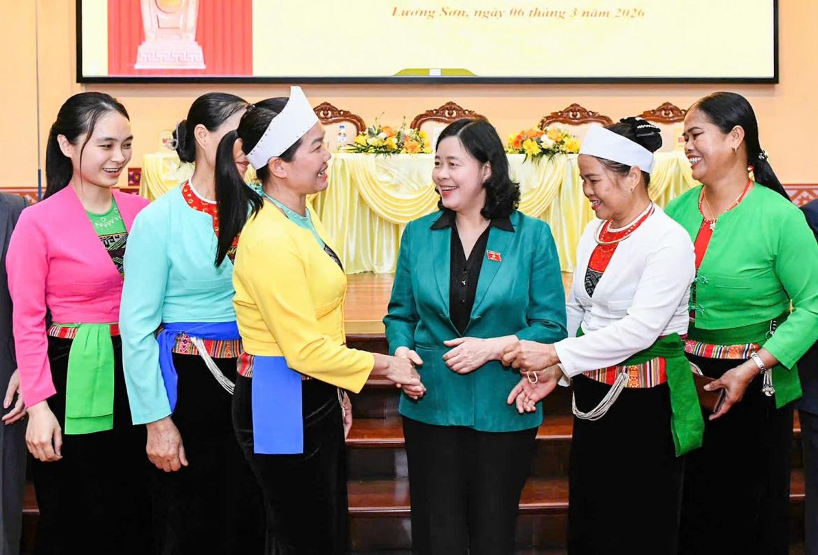 Ủy viên Bộ Chính trị, Bí thư Trung ương Đảng, Bí thư Đảng ủy MTTQ, các đoàn thể Trung ương, Chủ tịch UBTƯ MTTQ Việt Nam Bùi Thị Minh Hoài cùng với cử tri tham dự Hội nghị tiếp xúc cử tri.