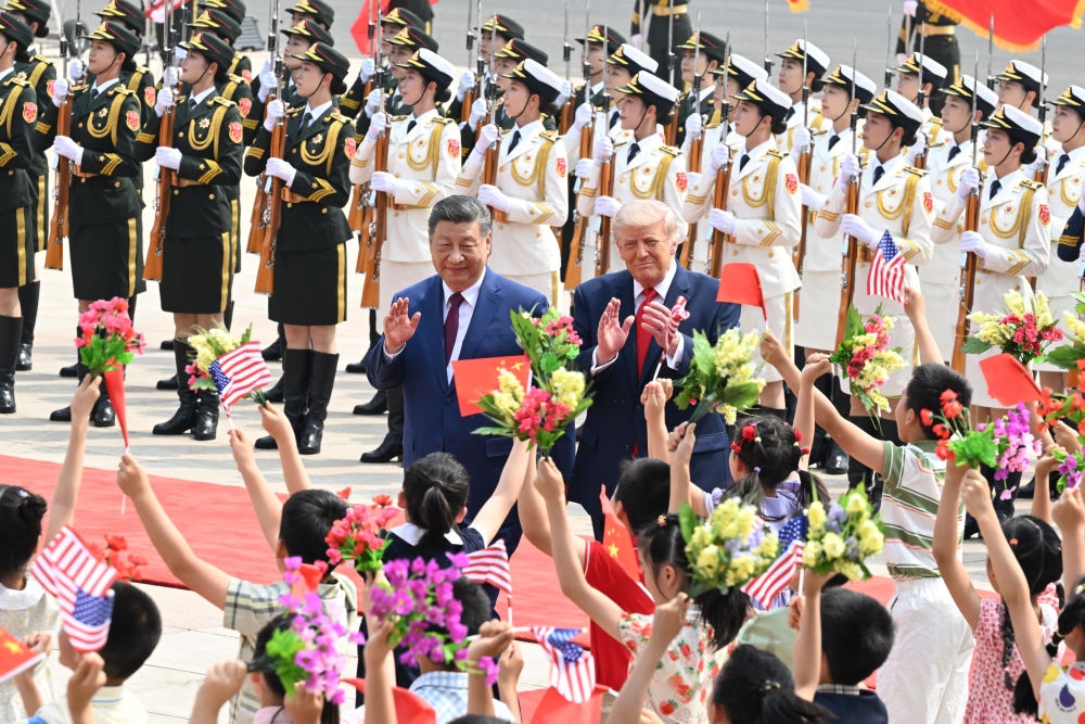 Chủ tịch Trung Quốc Tập Cận Bình và Tổng thống Mỹ Donald Trump vẫy chào các cháu thiếu nhi. Ảnh: Tân Hoa xã