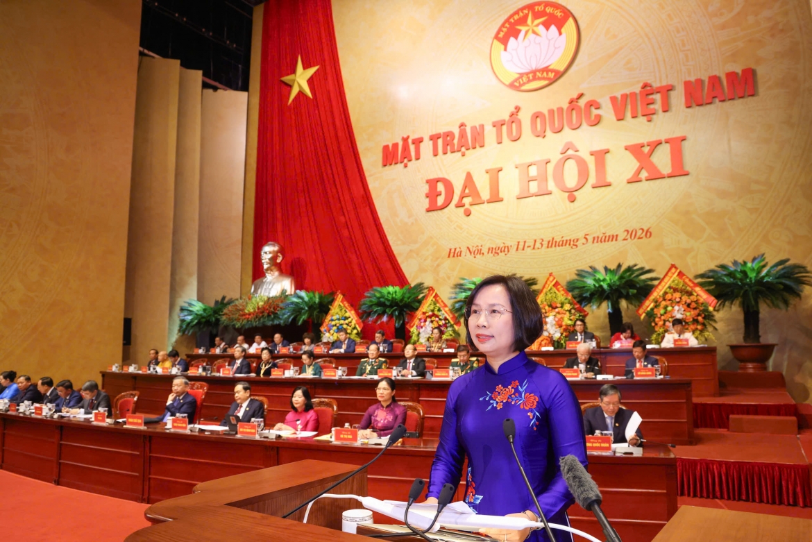 Bà Bùi Huyền Mai, Ủy viên Ban Thường vụ Thành ủy, Chủ tịch Ủy ban MTTQ Việt Nam TP Hà Nội trình bày tham luận. (Ảnh: Lê Khánh)
