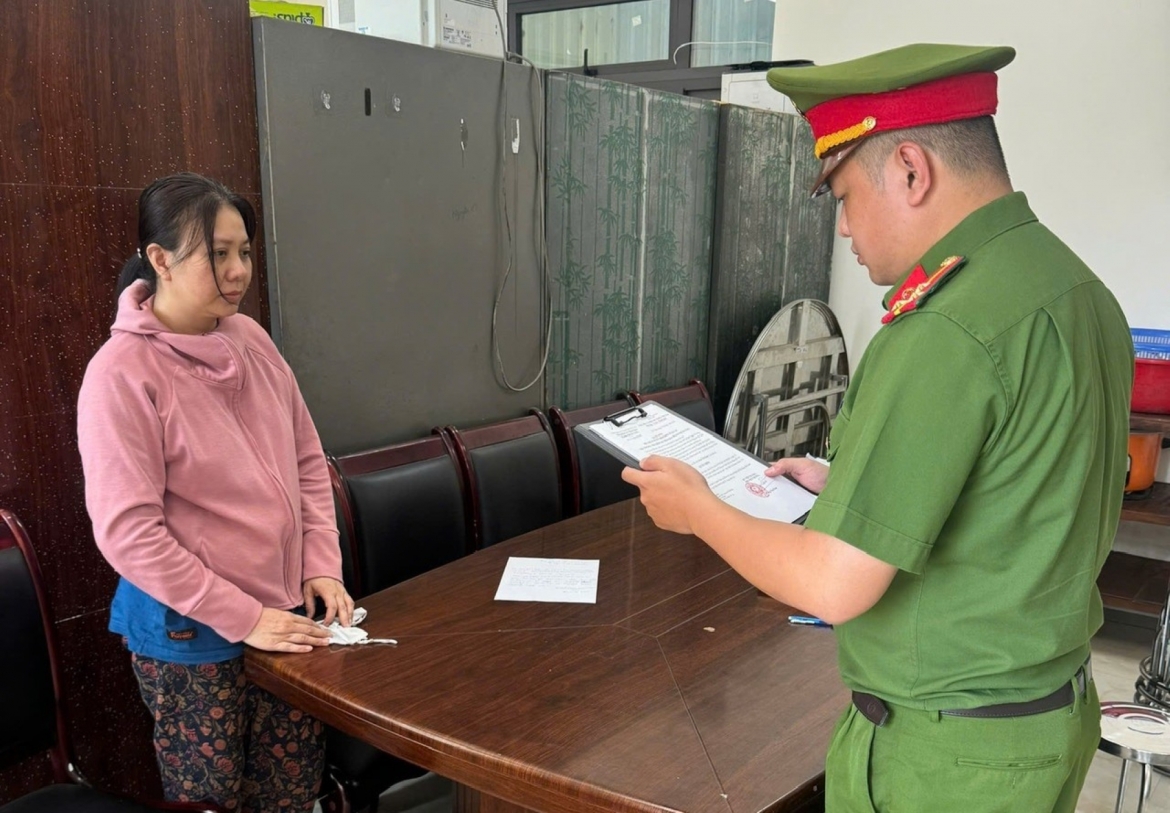 Cơ quan Cảnh sát điều tra Công an TP Đà Nẵng tống đạt quyết định đối với Đinh Thị Hạnh