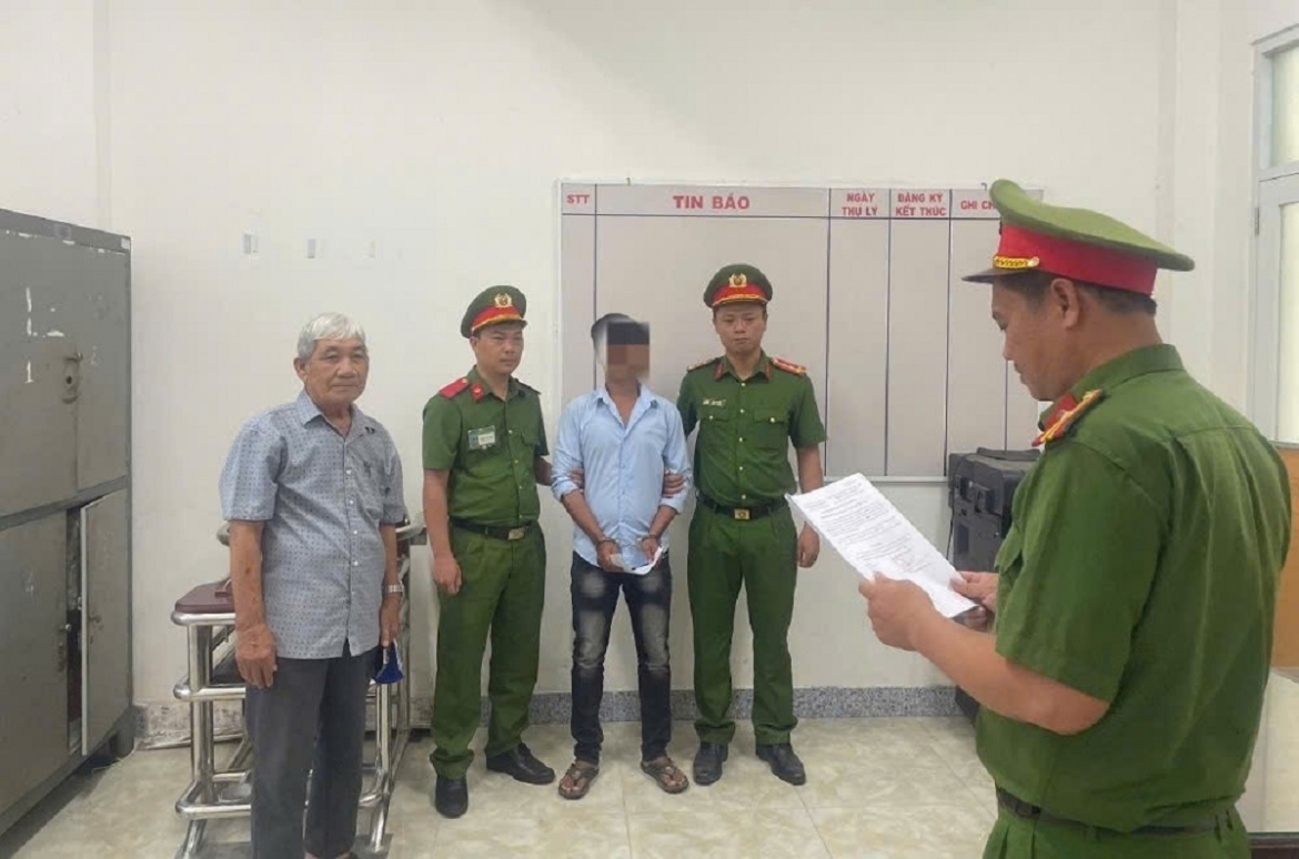 Cơ quan Cảnh sát điều tra thi hành lệnh bắt bị can để tạm giam đối với Nguyễn Anh Hùng. Ảnh: CALĐ