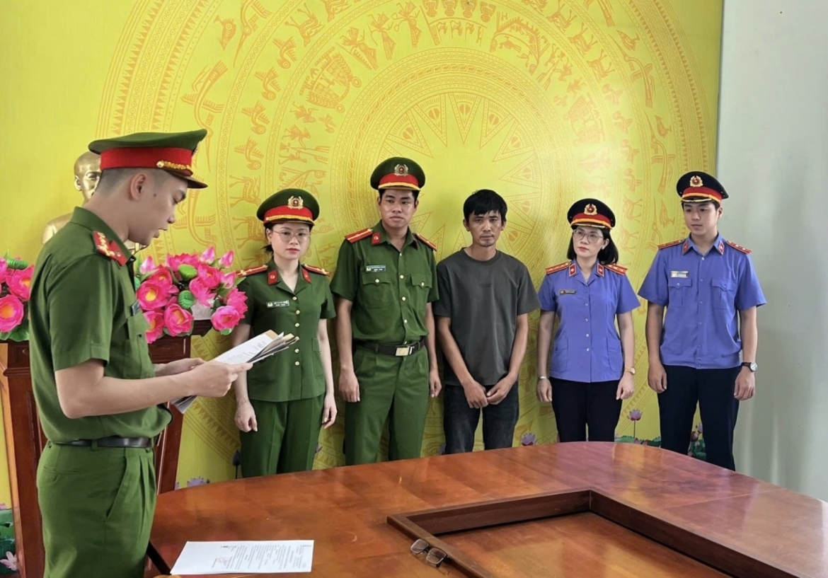 Cơ quan Cảnh sát điều tra tống đạt quyết định bắt bị can Phan Ngọc Linh để tạm giam
