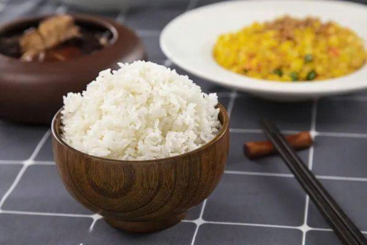 Ăn cơm nguội đúng cách có thể mang lại một số lợi ích cho đường huyết và kiểm soát cân nặng (Ảnh: Sohu)