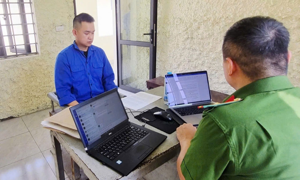 Lực lượng công an lấy lời khai một đối tượng trong đường dây vận hành website lậu