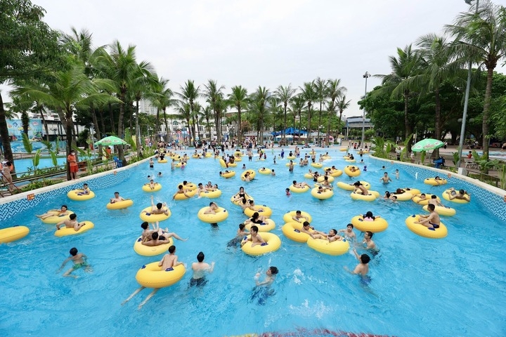 Công viên nước Hồ Tây là địa điểm vui chơi phù hợp với gia đình. (Ảnh: Công viên nước Hồ Tây)