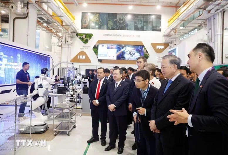 Tại đây, Tổng Bí thư, Chủ tịch nước Tô Lâm đã nghe giới thiệu tổng quan và đi tham quan Nhà máy mô hình (Ảnh: TTXVN)