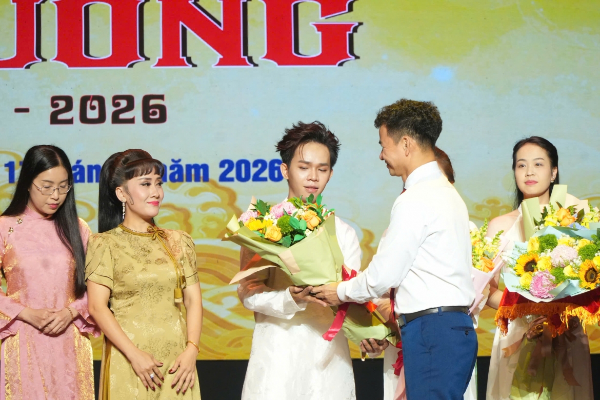 NSND Xuân Bắc - Cục trưởng Nghệ thuật Biểu diễn tặng hoa cho các thí sinh 