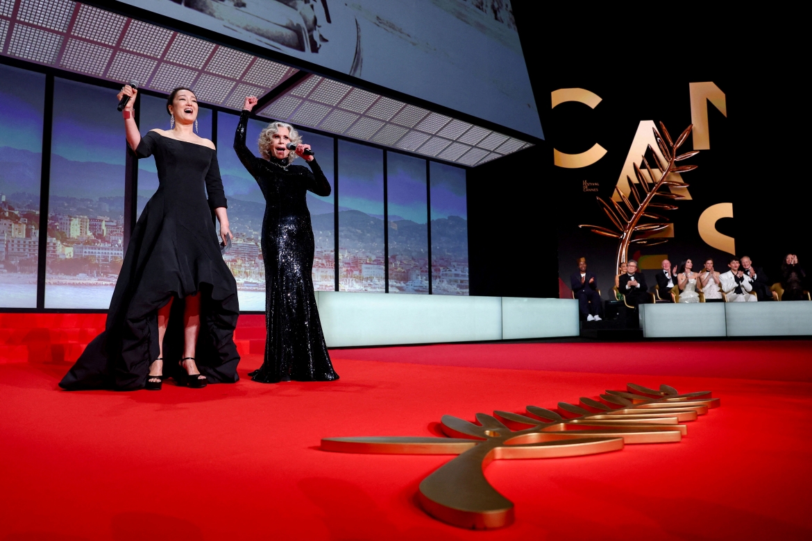 Củng Lợi xuất hiện quyền lực trên sân khấu khai mạc Liên hoan phim Cannes 2026 khi phát biểu bằng tiếng Trung trước khán giả quốc tế.