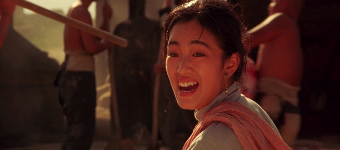 Củng Lợi trong “Cao lương đỏ” (1988) – bộ phim mở đầu hành trình của bà tại Cannes và cũng là dấu mốc đưa điện ảnh Trung Quốc đến gần hơn với khán giả quốc tế.