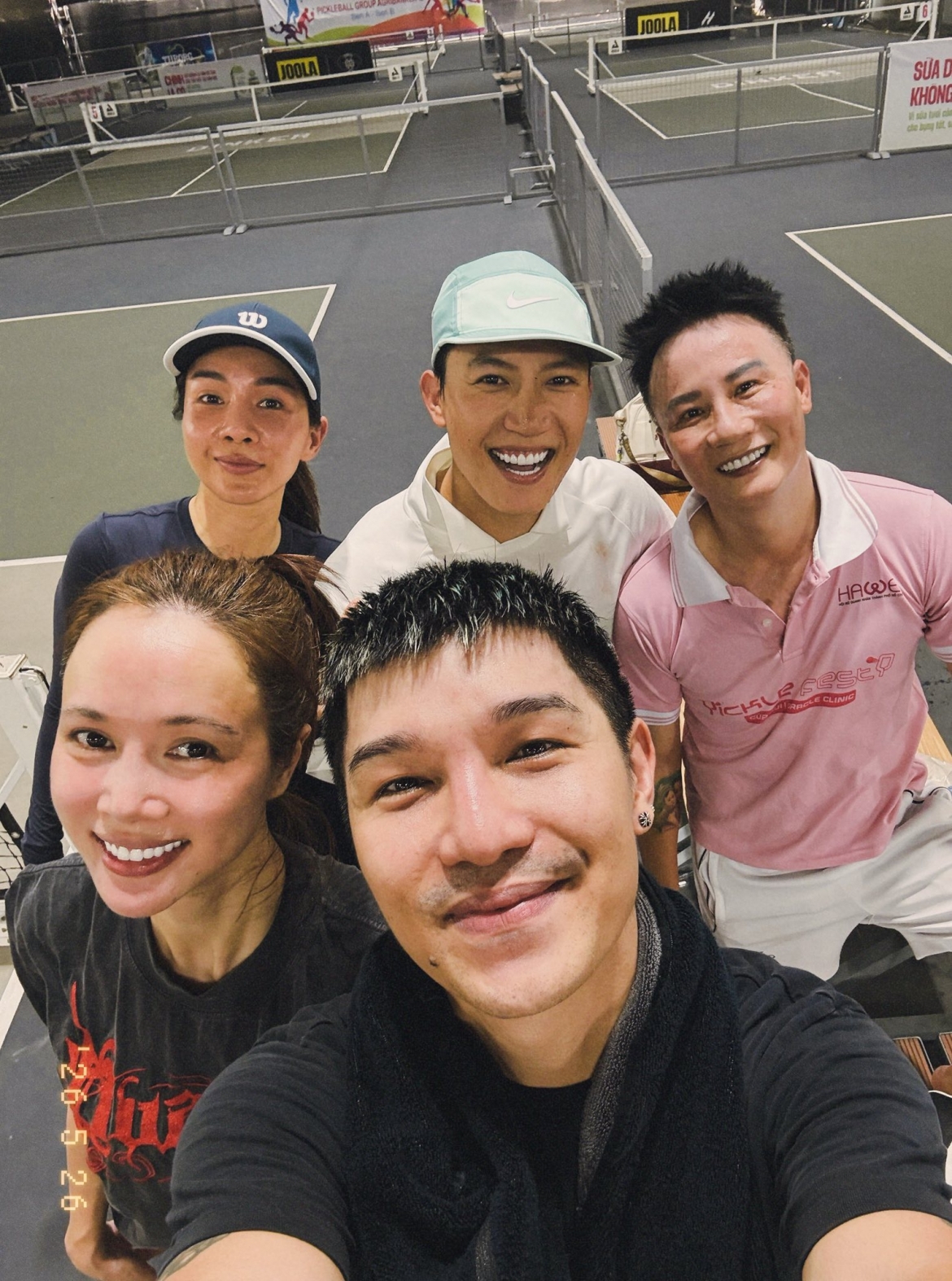 Vợ chồng Cường Seven cũng góp vui mạng xã hội bằng loạt khoảnh khắc chơi pickleball cùng hội bạn gồm Anh Tú và Hoàng Bách.