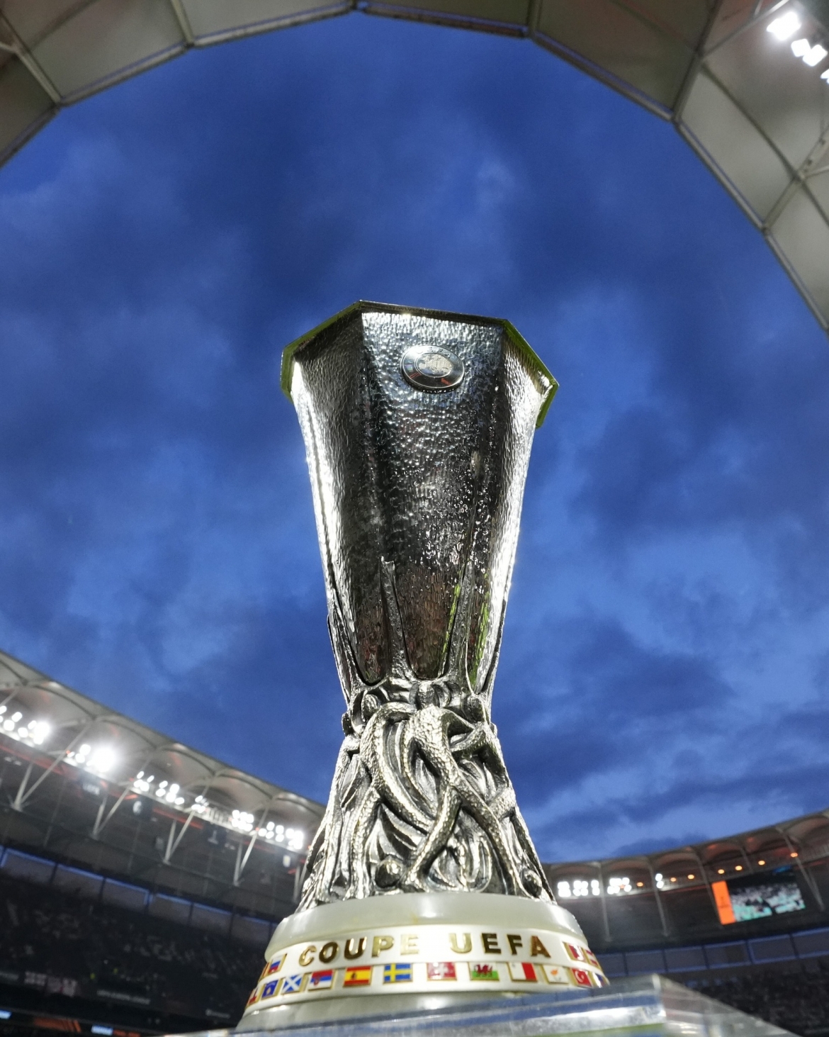 Danh hiệu Cúp C2 châu Âu đang chờ tìm ra chủ nhân sau trận chung kết trên sân Besiktas Park. (Ảnh: UEFA)