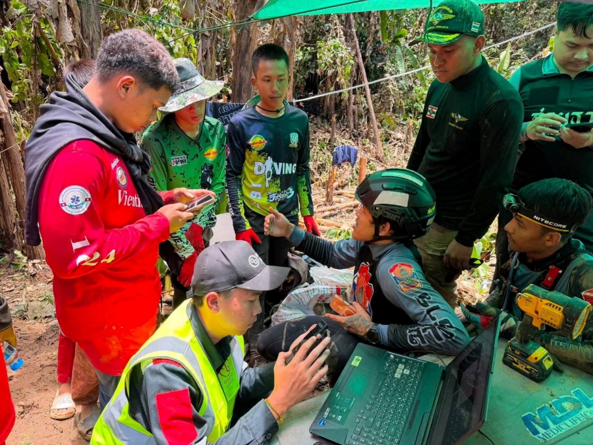 Các thành viên đội cứu hộ tham gia giải cứu những người mắc kẹt trong hang động tại tỉnh Xaysomboun, Lào, ngày 25/5/2026. Ảnh: Metta Tham Kalasin Rescue/Reuters