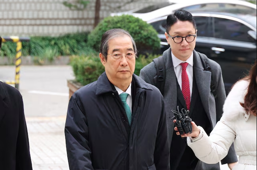 Cựu Thủ tướng Han Duck-soo tại Tòa án Quận Trung tâm Seoul ở Seoul, Hàn Quốc. Ảnh: Reuters