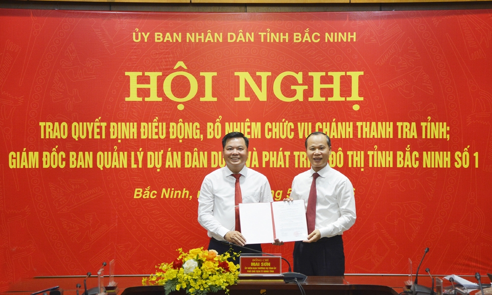 Phó Chủ tịch Thường trực UBND tỉnh Bắc Ninh Mai Sơn trao Quyết định cho đồng chí Hồ Nguyên Hồng, tân Chánh Thanh tra tỉnh.