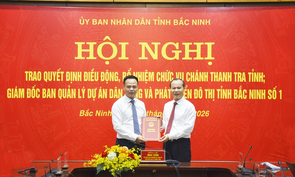 Phó Chủ tịch Thường trực UBND tỉnh Bắc Ninh Mai Sơn trao Quyết định cho đồng chí Nguyễn Ngọc Sơn, tân Giám đốc Ban Quản lý dự án Dân dụng và Phát triển đô thị tỉnh Bắc Ninh số 1. 