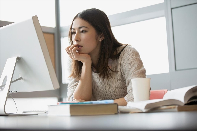 Ngồi điều hòa trong thời gian dài khiến da dễ mất nước, khô căng và bong tróc