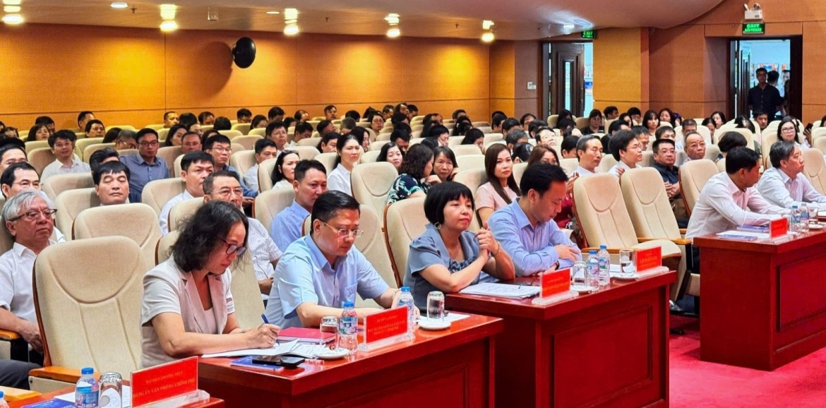 Các đại biểu theo dõi chuyên đề.