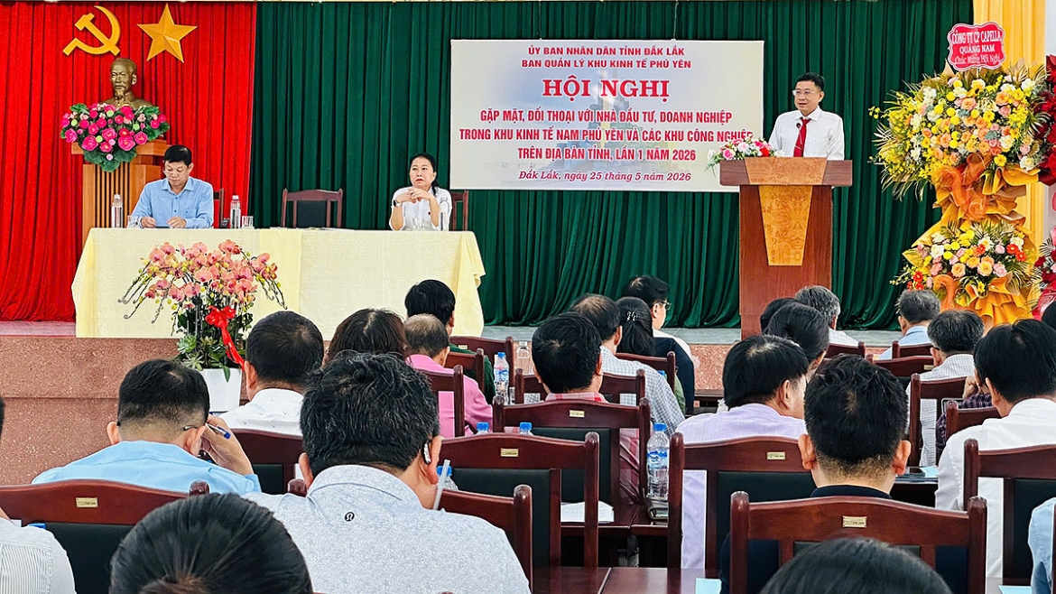 Đại diện Ban quản lý khu kinh tế Nam Phú Yên trả lời các kiến nghị của nhà đầu tư.