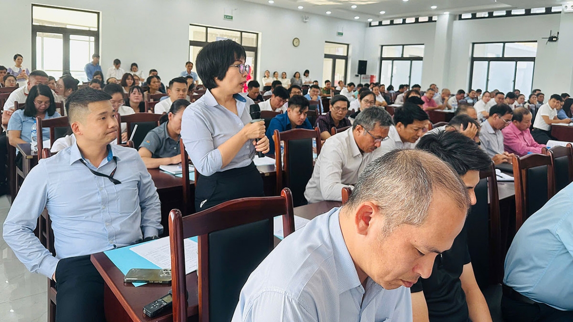 Đại diện các nhà đầu tư, doanh nghiệp nêu ý kiến, kiến nghị tại buổi đối thoại.