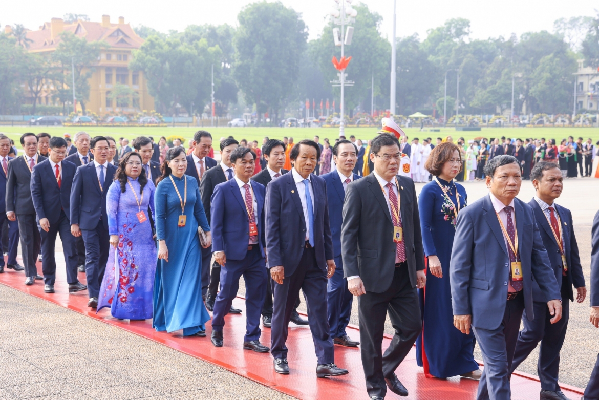 Trong không khí trang nghiêm, thành kính, Đại biểu tham dự Đại hội đã đặt vòng hoa, vào Lăng viếng Chủ tịch Hồ Chí Minh.