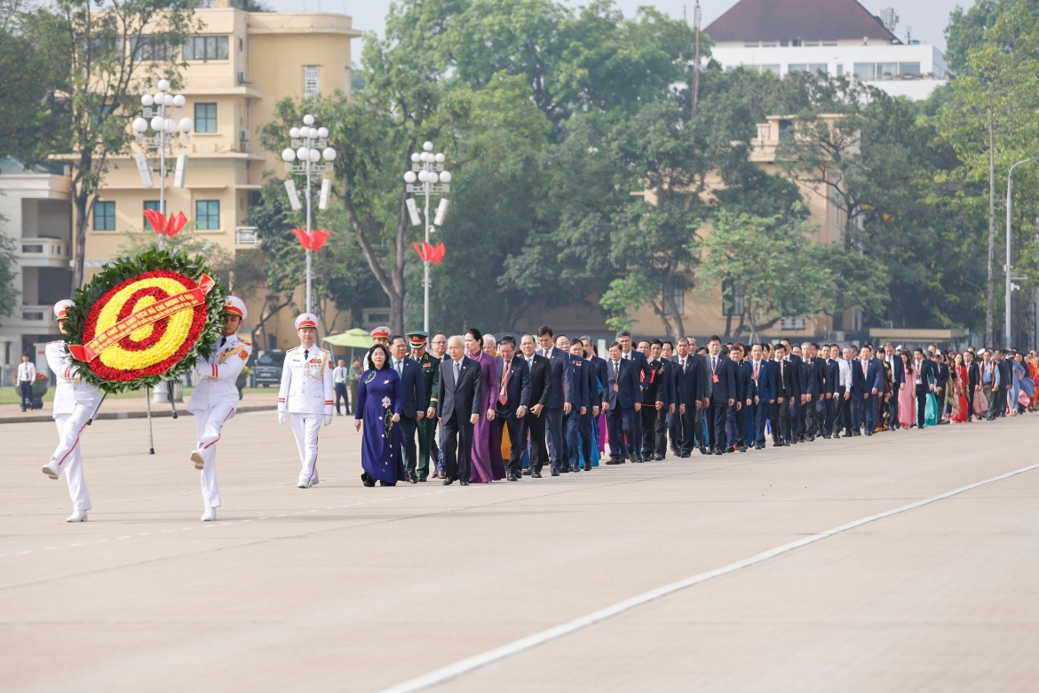 Trước khi bước vào phiên trù bị Đại hội đại biểu toàn quốc MTTQ Việt Nam lần thứ XI, nhiệm kỳ 2026-2031, sáng 11/5, Đoàn đại biểu tham dự Đại hội do bà Bùi Thị Minh Hoài - Ủy viên Bộ Chính trị, Bí thư Trung ương Đảng, Bí thư Đảng ủy MTTQ, các đoàn thể Trung ương, Chủ tịch Ủy ban Trung ương MTTQ Việt Nam làm Trưởng đoàn đã vào Lăng viếng Chủ tịch Hồ Chí Minh và dâng hương tưởng niệm các Anh hùng liệt sĩ tại Đài tưởng niệm các Anh hùng liệt sỹ Bắc Sơn (Hà Nội).