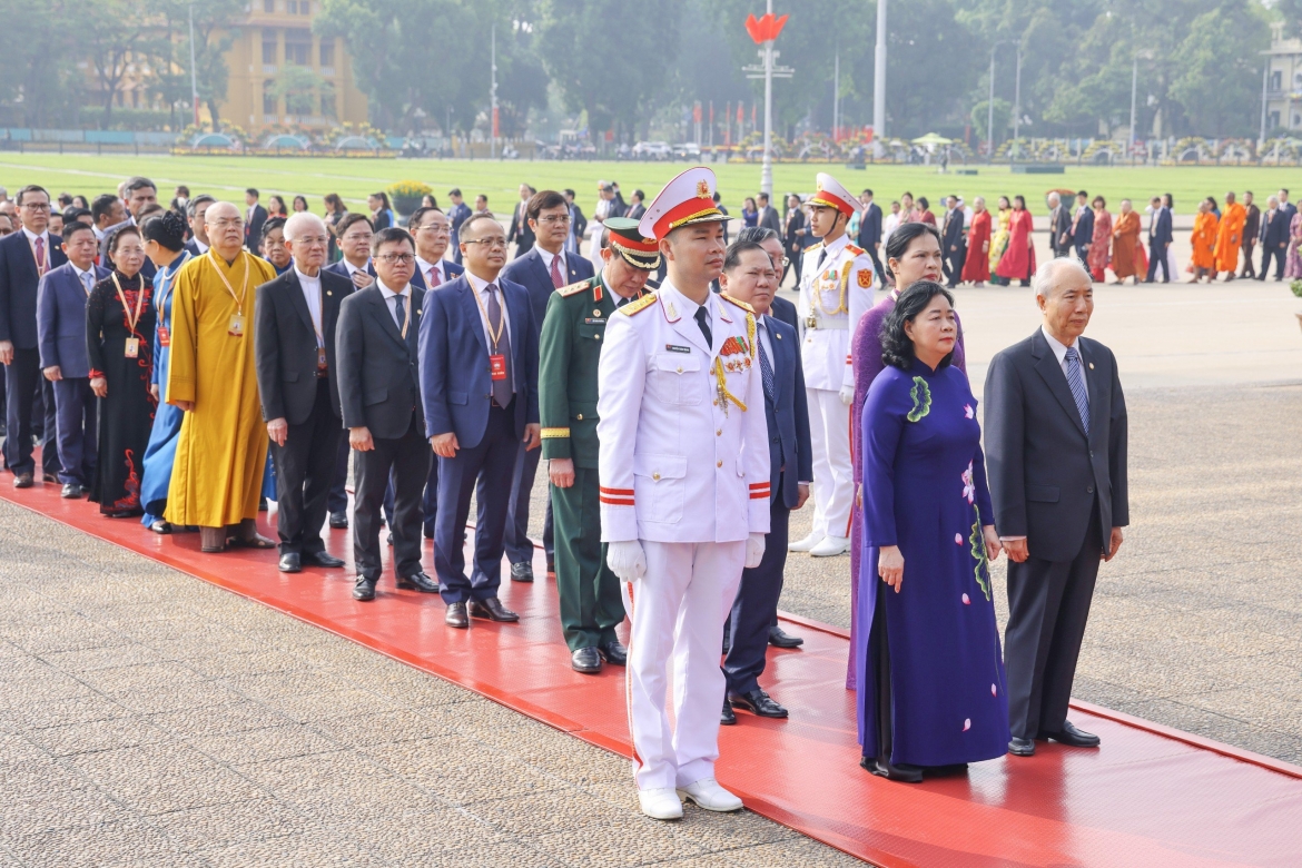 Trước anh linh Chủ tịch Hồ Chí Minh, Đoàn đại biểu đã bày tỏ lòng thành kính, tưởng nhớ công lao to lớn của Chủ tịch Hồ Chí Minh, vị lãnh tụ kính yêu của toàn dân tộc Việt Nam.