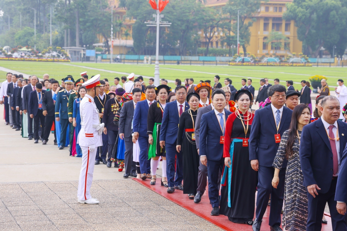 Các đại biểu vào Lăng viếng Chủ tịch Hồ Chí Minh.