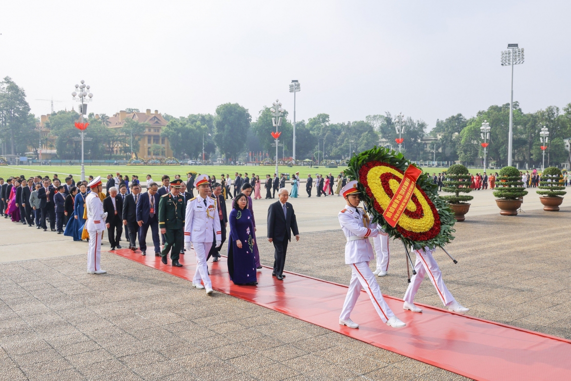 Vòng hoa của Đoàn mang dòng chữ “Đời đời nhớ ơn Chủ tịch Hồ Chí Minh vĩ đại”.
