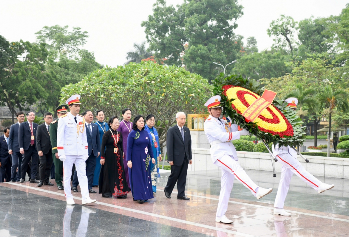 Tiếp đó, Đoàn đến đặt vòng hoa và dâng hương tưởng niệm các Anh hùng Liệt sĩ tại Đài tưởng niệm các Anh hùng Liệt sĩ, đường Bắc Sơn, Hà Nội; vòng hoa của Đoàn mang dòng chữ: “Đời đời nhớ ơn các Anh hùng, Liệt sĩ”.