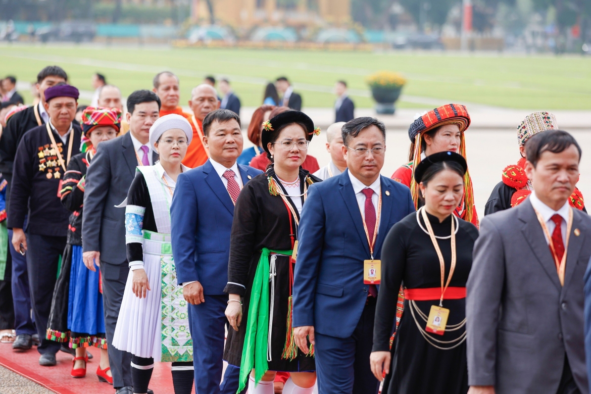 Các đại biểu vào Lăng viếng Chủ tịch Hồ Chí Minh.