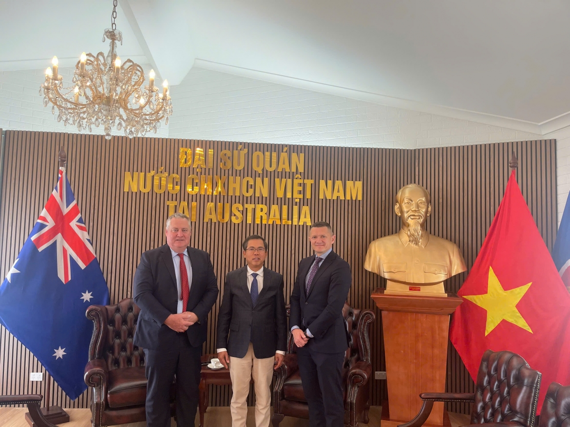 Đại sứ Phạm Hùng Tâm (giữa) và lãnh đạo tập đoàn SunRice. Nguồn: ĐSQ Việt Nam tại Australia