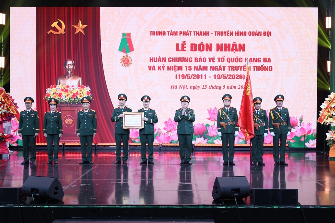 Đại tướng Nguyễn Trọng Nghĩa trao Huân chương Bảo vệ Tổ quốc hạng Ba tặng Trung tâm Phát thanh - Truyền hình Quân đội
