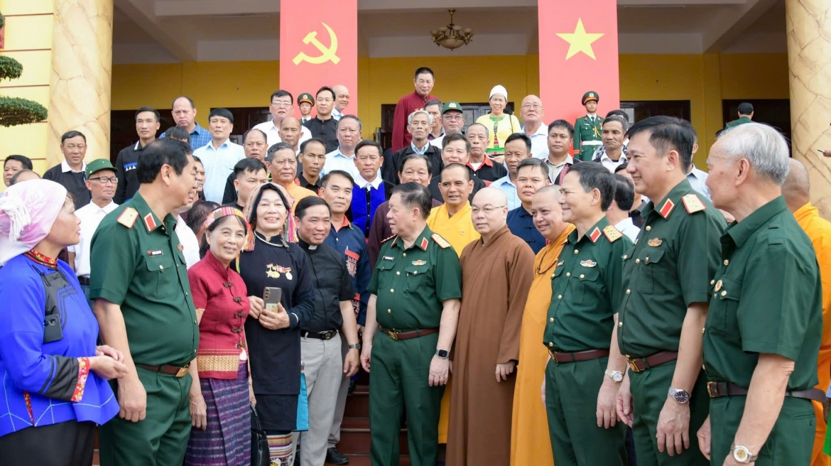 Đại tướng Nguyễn Trọng Nghĩa trao đổi cùng các già làng, trưởng bản, trưởng thôn, người có uy tín, chức sắc tôn giáo tiêu biểu vùng đồng bào dân tộc thiểu số phía Bắc