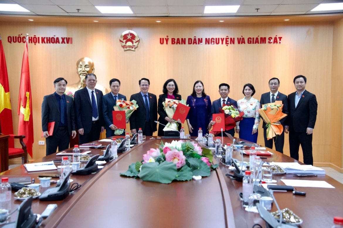 Chủ nhiệm Ủy ban Dân nguyện và Giám sát Lê Thị Nga trao các nghị quyết và tặng hoa cho các Ủy viên là đại biểu Quốc hội hoạt động chuyên trách tại Ủy ban, ngày 13/4/2026. Ảnh: quochoi.vn