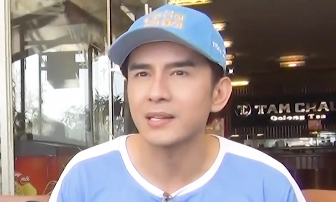 Mới đây, ca sĩ Đan Trường gây chú ý khi thông báo “đi bán cà phê” ở TP.HCM. Thông tin này nhanh chóng thu hút sự quan tâm của người hâm mộ, đặc biệt khi nam ca sĩ trực tiếp mời khán giả đến giao lưu trong dịp khai trương quán tại đường Đinh Tiên Hoàng sắp tới.